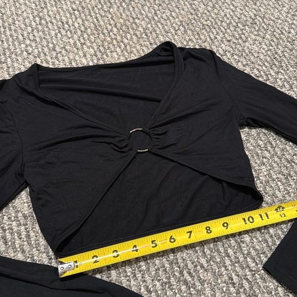 ⭐️5/$15⭐️ Ring crop top - Picture 3 of 6